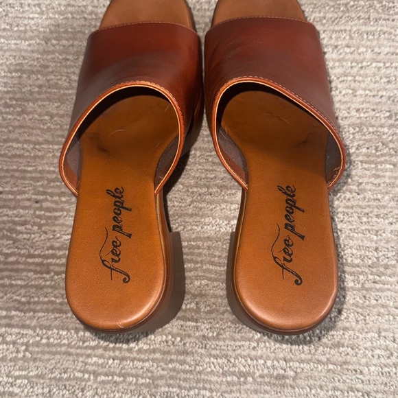 FREE PEOPLE CLOGS - Picture 3 of 5
